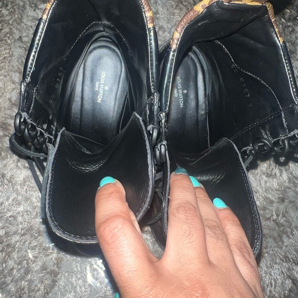 LV Logo boots monogram boots. - Picture 9 of 9